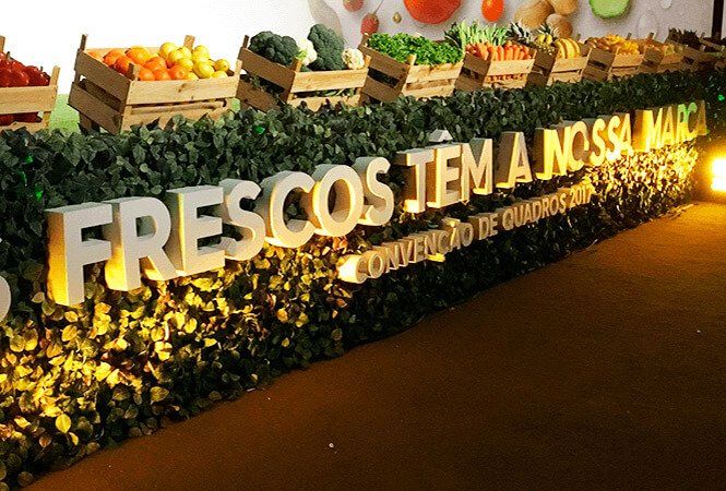 Letras suspensas sobre estrutura personalizada