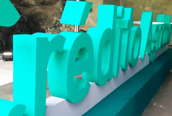 Letras apoiadas sobre estrutura personalizada